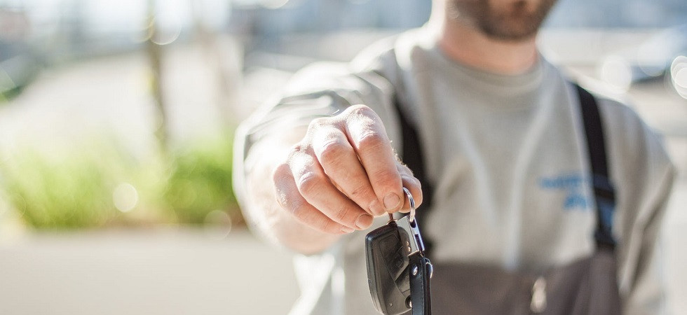 Non solo autonoleggio, cresce sempre di più il mondo dell'affitto di abiti online